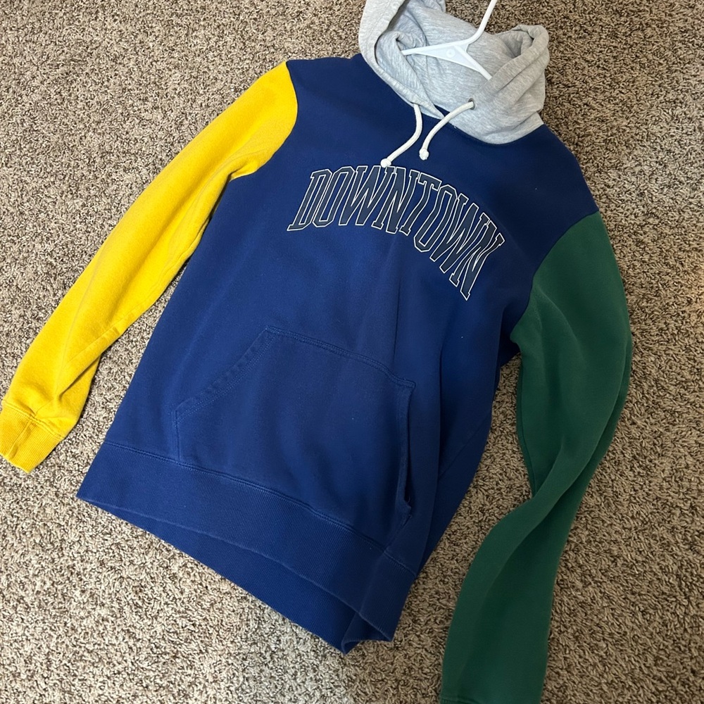Colorblock Hoodie with 'Downtown' Print 90s style
